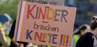 Selbst die Kleinsten geben alles bei der Demonstration für ihre Kita.