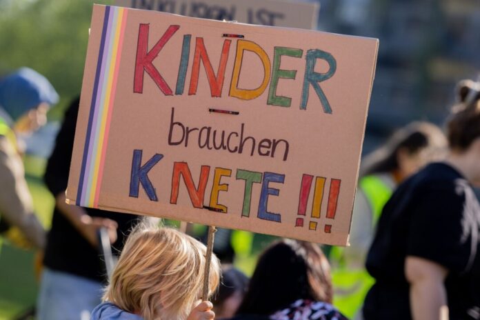 Demonstration gegen Kinderbildungsgesetz Selbst die Kleinsten geben alles bei der Demonstration für ihre Kita.
