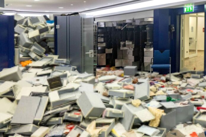 Millionen-Coup: Polizei-Fotos aus Tresorraum Rund 100.000 Gegenstände haben die Täter in dem völlig verwüsteten Tresorraum zurückgelassen. (Archivbild)