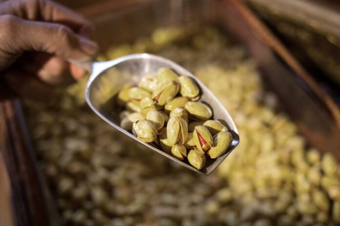 Pistazien werden in einem Geschäft angeboten Aus Pistazien wird eine beliebte Creme gemacht. (Symbolbild)