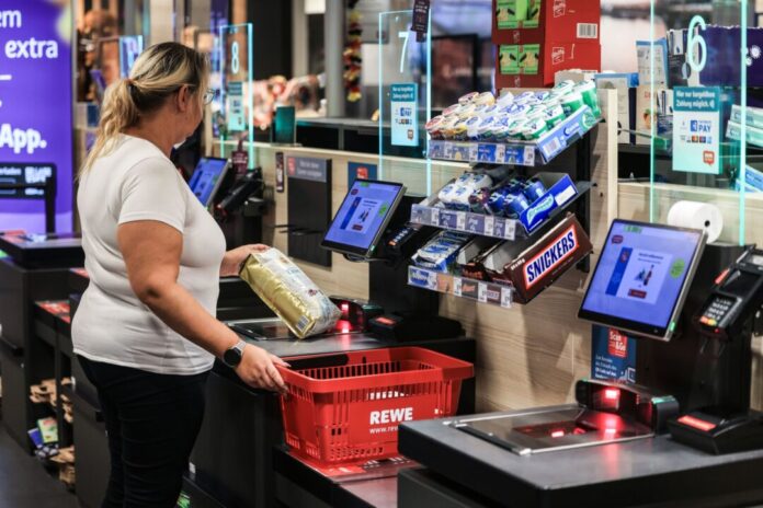 Rewe - Selbstbedienungskasse Der Handelskonzern Rewe setzte 2025 mehr um als im Vorjahr. (Archivbild)