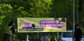 Eine Mahnwache von Atomkraftgegnern in Jülich. 