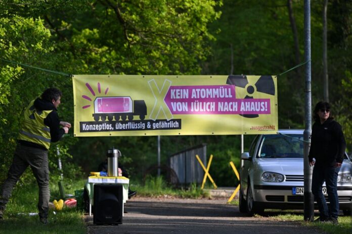 Zweiter Castortransport Eine Mahnwache von Atomkraftgegnern in Jülich.