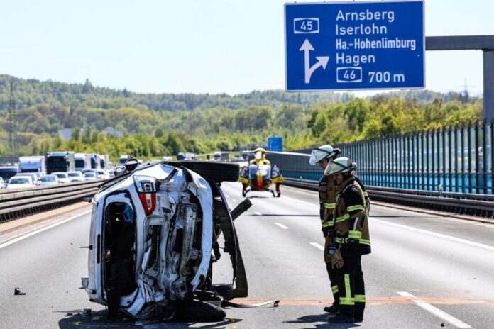 Unfall auf der Lennetalbrücke Auf der Sauerlandlinie bei Hagen bildete sich am Dienstag ein langer Stau.
