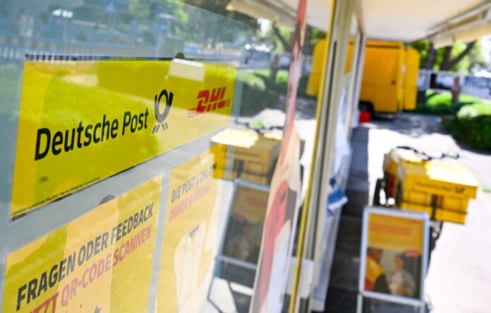 Postfiliale Eine gute alte Postfiliale, in der es Briefmarken zu kaufen gibt und Pakete aufgegeben werden können.