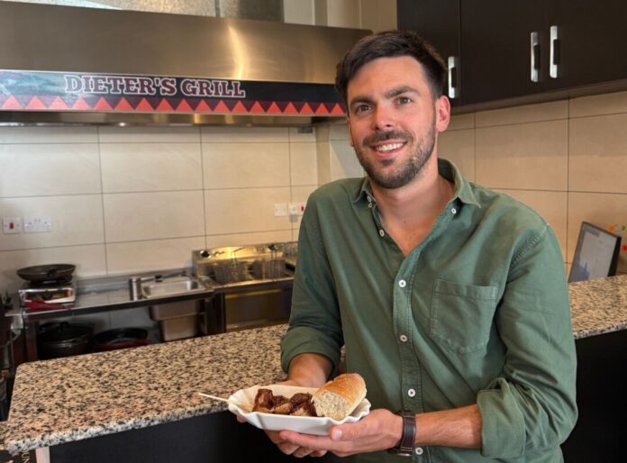 «Dieters Grill» - Nairobis erster Currywurst-Imbiss Vor knapp einem Jahr eröffnete Fabian Förster «Dieters Grill», ein kleines Imbissrestaurant in Nairobi.