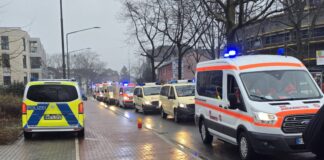 Anfahrt der Rettungsdienste aus Richtung der Feuerwache vor die Stadthalle während der Bombenentschärfung 2026, Bild: Alexander Heinz