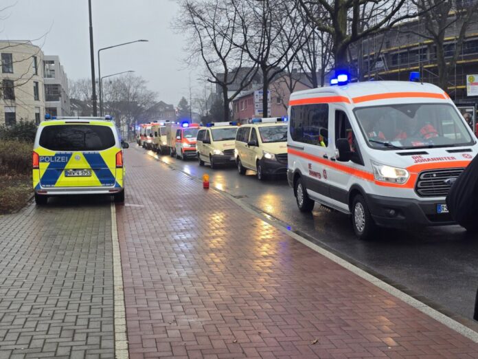 750 JAHR 45958 Anfahrt der Rettungsdienste aus Richtung der Feuerwache vor die Stadthalle während der Bombenentschärfung 2026, Bild: Alexander Heinz