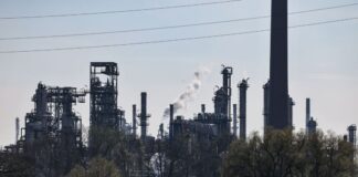 Bericht: Bundesregierung prüft Verkauf von BP-Raffinerie Die Raffinerie in Gelsenkirchen ist eine der größten Deutschlands.