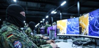 Cyber-Inspekteur: Hybride Attacken nehmen weiter zu Soldaten üben das Verhalten bei Cyberattacken - aus Sicherheitsgründen sind einige während des Besuchs der Presse maskiert