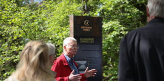 Michael Lumer vom Verein für Heimatkunde in Ratingen erklärt die Hintergründe der Industriestelen, Bild: Alexander Heinz