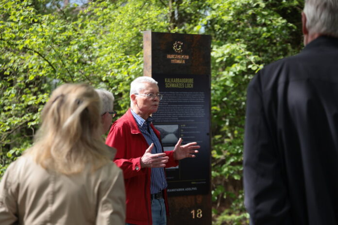 AHR56177 Michael Lumer vom Verein für Heimatkunde in Ratingen erklärt die Hintergründe der Industriestelen, Bild: Alexander Heinz