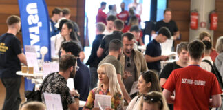 Speed-Dating: Hier können Schüler in Ratingen einen Ausbildungsplatz finden Bei dem Event treffen Absolventen auf Unternehmen. Foto: Wilfried Meyer/IHK Düsseldorf