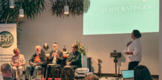 Tiefenbroich mit dem direkten Draht Ilse Abele und Wolfgang Dietrich (l) die neuen Ehrenmitglieder, Bürgermeister Patrick Anders, Petra Cremer und ganz rechts die Schatzmeisterin Susanne Schäffkes, Bild: Alexander Heinz