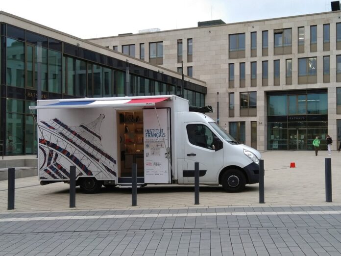 Der Bibliobus macht halt am Rathaus. Foto: Stadt Ratingen Der Bibliobus macht halt am Rathaus. Foto: Stadt Ratingen