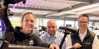 Über 300 Anmeldungen für Mettmanner Duathlon Laura Hayen, Andreas Krug (beide Mettmann-Sport), Ingo Voß (Centerleiter Gottfried Schultz Mettmann). Foto: ME-Sport