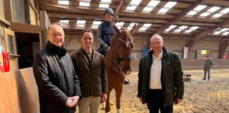 Bauernhofbesuch: Bundespolitiker Wiener will heimische Landwirtschaft stärken Politische Landpartie in Erkrath (v. l.): Klaus Wiener, Gastgeber Julius Briem und Martin Dahlmann auf Gut Heuschenhof. Foto: Klaus Wiener