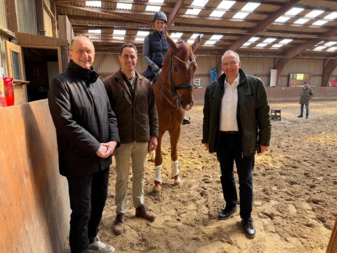 Bild_Wiener Politische Landpartie in Erkrath (v. l.): Klaus Wiener, Gastgeber Julius Briem und Martin Dahlmann auf Gut Heuschenhof. Foto: Klaus Wiener