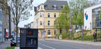 Ein Blitzer am Straßenrand. Foto: Kling