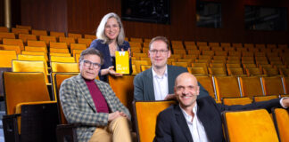 Freuen sich auf die neue Spielzeit in Wuppertal: Lutz-Werner Hesse, Rebekah Rota (Intendantin Oper), Raimund Kunze (Geschäftsführer Sinfonieorchester) und Thomas Braus (Intendant Schauspiel). Foto: Wuppertaler Bühnen/Sondermann