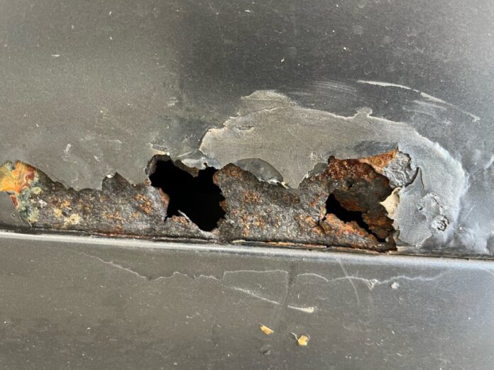 Der Audi war an mehreren Stellen komplett durchgerostet. Der Audi war an mehreren Stellen komplett durchgerostet. Foto: Polizei