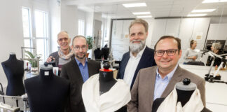 Kostümwerkstatt des Schauspiels Essen saniert Freuen sich über die frisch sanierten Werkstätten des Schauspiel Essen: Ulrich Lott, Kostümdirektor der Theater und Philharmonie Essen, Thorsten Steinmann, Prokurist der Gemeinnützigen Theater-Baugesellschaft Essen, Fritz Frömming, Geschäftsführer der Theater und Philharmonie Essen und Oberbürgermeister Thomas Kufen (Aufsichtsratsvorsitzender der TUP). Foto: Georg Lukas