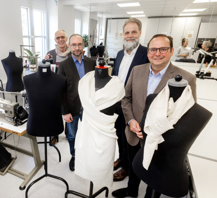 Einweihung_Kostümwerkstätten Schauspiel Essen_(c)_Georg Lukas_0054 Freuen sich über die frisch sanierten Werkstätten des Schauspiel Essen: Ulrich Lott, Kostümdirektor der Theater und Philharmonie Essen, Thorsten Steinmann, Prokurist der Gemeinnützigen Theater-Baugesellschaft Essen, Fritz Frömming, Geschäftsführer der Theater und Philharmonie Essen und Oberbürgermeister Thomas Kufen (Aufsichtsratsvorsitzender der TUP). Foto: Georg Lukas