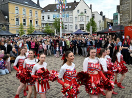 Saisonautakt nach Maß: Velberter Feierabendmarkt lockt Massen in die City