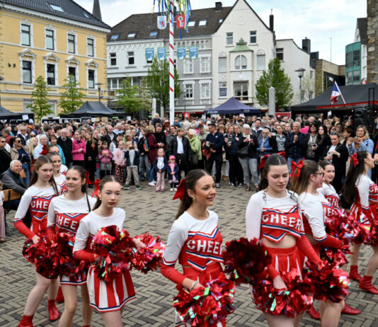 Saisonautakt nach Maß: Velberter Feierabendmarkt lockt Massen in die City