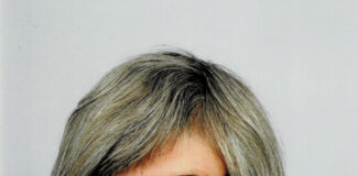 Zwischen Ironie und Kaffeetasse: Eva Beyll bringt Tucholsky ins Museum Abtsküche