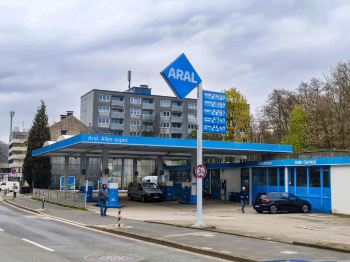 Die Preissituation an der Aral-Tankstelle im Nevigeser Ortskern gegen 13:30 Uhr am Donnerstag. Foto: Volkmann Die Preissituation an der Aral-Tankstelle im Nevigeser Ortskern gegen 13:30 Uhr am Donnerstag. Foto: Volkmann