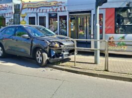 Straßenbahn und Auto kollidieren in Ratingen Ein Blick auf die Einsatzstelle in Ratingen-Mitte. Foto: Feuerwehr Ratingen