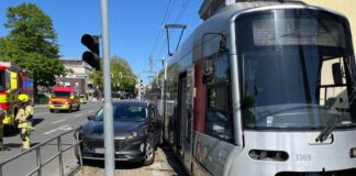 In Ratingen prallten ein Auto und eine Straßenbahn zusammen. Foto: Polizei