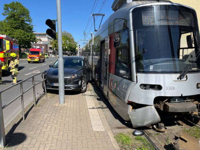 Verkehrsunfall zwischen Auto und Straßenbahn In Ratingen prallten ein Auto und eine Straßenbahn zusammen. Foto: Polizei