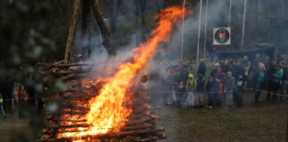 Velbert: Großer Andrang beim Osterfeuer auf dem Marienberg in Neviges Die Pfadfinder der Gemeinde organisieren das beliebte Osterfeuer auf dem Marienberg in Neviges. Foto: Volkmann