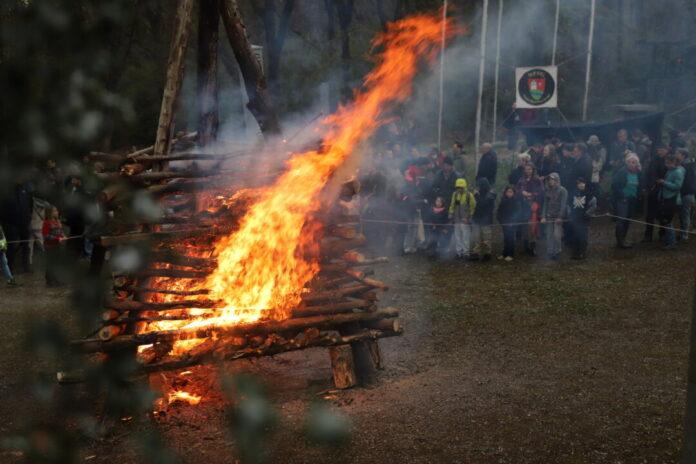 Die Pfadfinder der Gemeinde organisieren das beliebte Osterfeuer auf dem Marienberg in Neviges. Foto: Volkmann Die Pfadfinder der Gemeinde organisieren das beliebte Osterfeuer auf dem Marienberg in Neviges. Foto: Volkmann