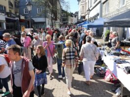 Nevigeser Trödelmeile am 1. Mai mit Kita-Aktion für den guten Zweck Bei gutem Wetter lockt der Trödel viele Besucher nach Neviges. Archivfoto: Volkmann