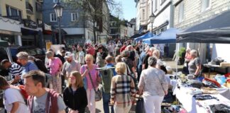 Bei gutem Wetter lockt der Trödel viele Besucher nach Neviges. Archivfoto: Volkmann