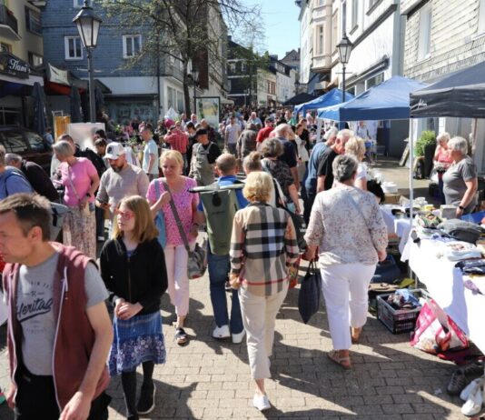 Nevigeser Trödelmeile am 1. Mai mit Kita-Aktion für den guten Zweck Bei gutem Wetter lockt der Trödel viele Besucher nach Neviges. Archivfoto: Volkmann