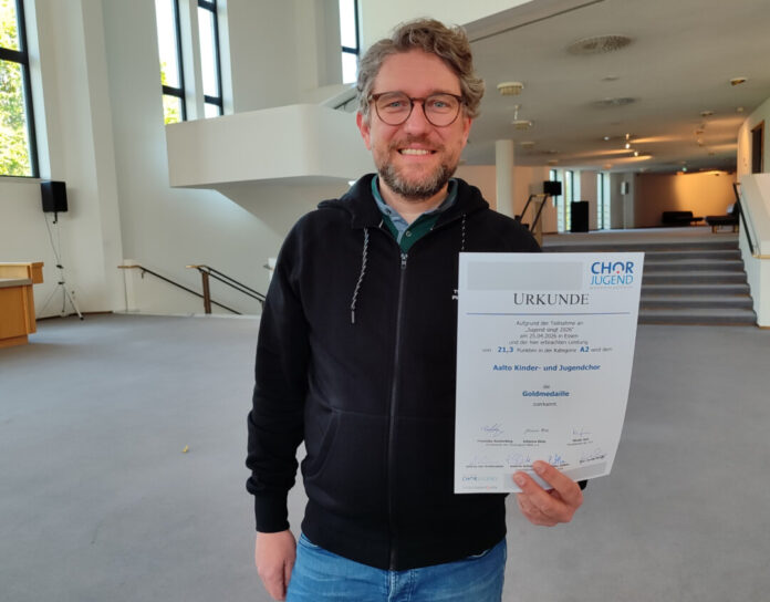 Jaskolka_Patrick_Chorwettbewerb_c_TUP Chorleiter Patrick Jaskolka mit der Siegerurkunde des Wettbewerbs. Foto: TUP