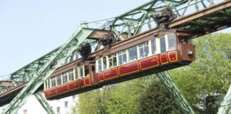 Kaiserwagen auch tagsüber auf Testfahrt Der Kaiserwagen schwebt durch die Stadt. Foto: WSW