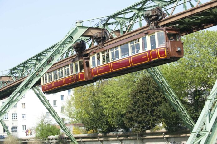 Kaiserwagen Schwebebahn Oberbarmen Stennert Der Kaiserwagen schwebt durch die Stadt. Foto: WSW