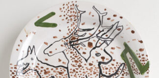 Foto: Robert Hartmann, Teller, 1995, Ton, bemalt und glasiert, aus: Die Langheimer, Prunkgeschirr, 1997. Robert Hartmann © VG Bild-Kunst, Bonn 2026.