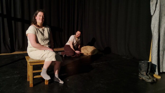 Messer in Hennen_Probenfoto Das kleine Theater Nebenan feiert mit "Messer in Hennen" Premiere. Foto: kleines Theater Nebenan