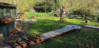 Die Minigolfanlage mit Mettmanner Stadtwald in frühlingsfrischen Farben. Foto: Neue Wege e.V./Privat