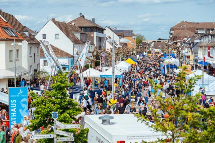 Monheimer_Fruehlingsfest-Krischerstrasse Das Frühlingsfest lockt jedes Jahr zahlreiche Besucher nach Monheim Mitte. In diesem Jahr findet es am Sonntag, 19. April, statt. Foto: Stadt Monheim am Rhein / Tim Kögler