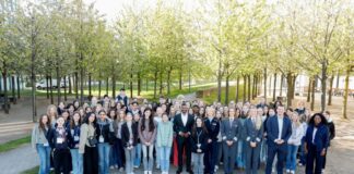 Pradeep Pinakatt, Geschäftsführer und Arbeitsdirektor am Düsseldorfer Flughafen mit den Teilnehmerinnen des Girls‘ Day und beteiligten Partnern. Foto: Flughafen Düsseldorf / Andreas Wiese.
