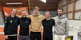 Die NBV-Herren 30 haben den Aufstieg von der 1. Verbandsliga in die Niederrheinliga in der Winter-Medenspielsaison geschafft! Von links nach rechts: Niclas Schmitz, Oliver Bodenröder, Nick Franke, Dr. Aaron Stahl und Tom Schönenberg. Es fehlen Holger Zühlsdorff und Laurin Knoke. Foto: NBV/privat