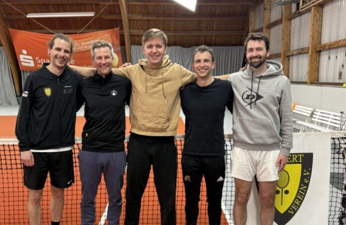 NBV_Herren30_AufstiegNL2026 Die NBV-Herren 30 haben den Aufstieg von der 1. Verbandsliga in die Niederrheinliga in der Winter-Medenspielsaison geschafft! Von links nach rechts: Niclas Schmitz, Oliver Bodenröder, Nick Franke, Dr. Aaron Stahl und Tom Schönenberg. Es fehlen Holger Zühlsdorff und Laurin Knoke. Foto: NBV/privat