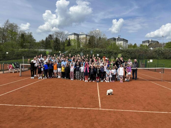 NBV_TagderoffenenTür26 Viel Spaß erwartet alle Besucher beim Tag der offenen Tür im Netzballverein am 1. Mai. Von 11 bis 13 Uhr gibt es kostenloses Tennistraining. Die NBV-Gastronmen Tanja und Angelo Calasso bieten neben italienischen Spezialitäten auch Leckeres vom Grill. Foto: NBV/privat